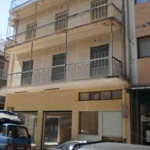 Τριώροφη οικοδομή με υπόγειο