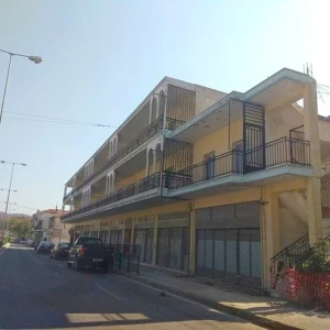 Τριώροφη Οικοδομή